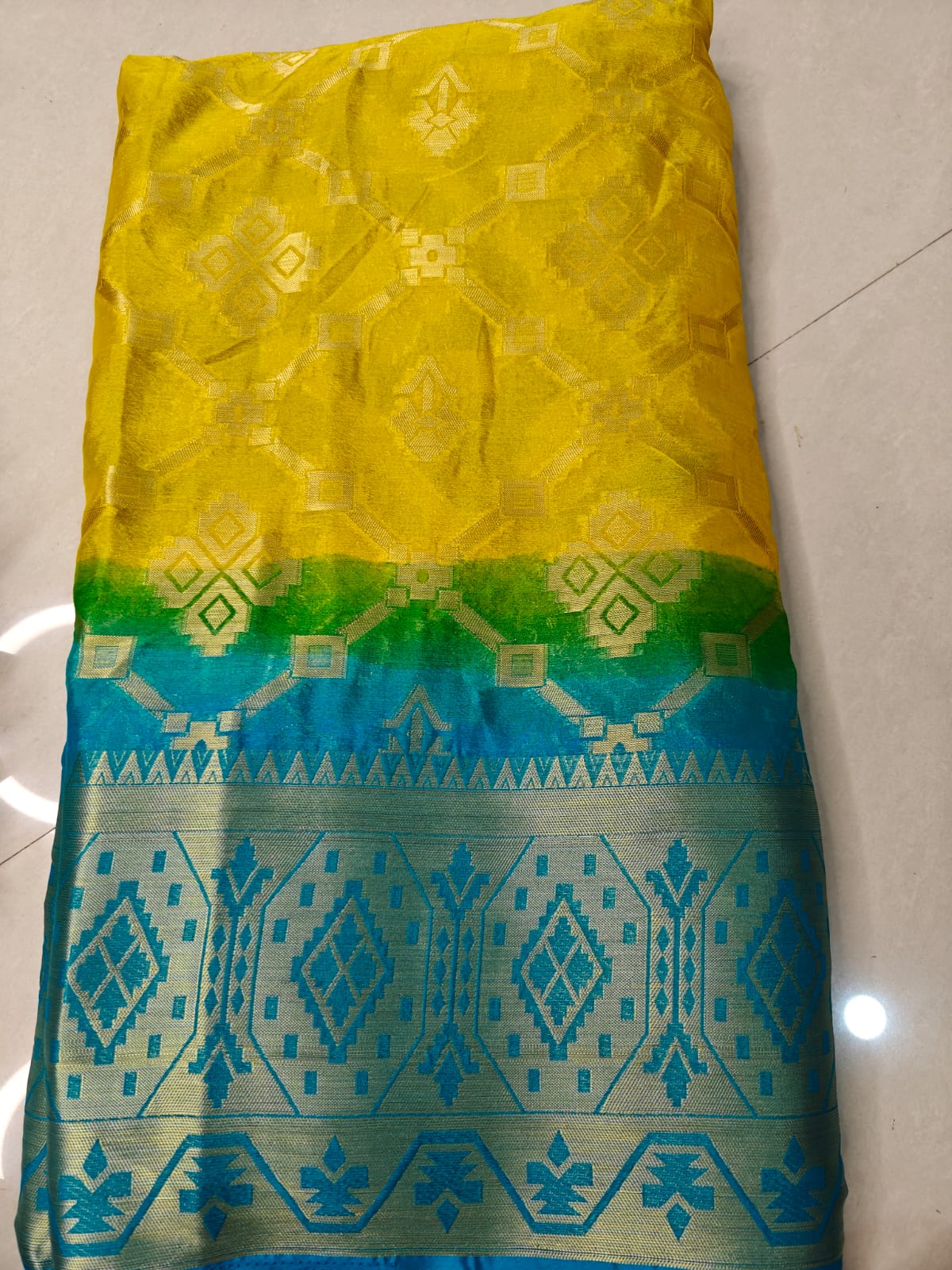 Dual Shade Georgette Saree with Elegant Weaving Design